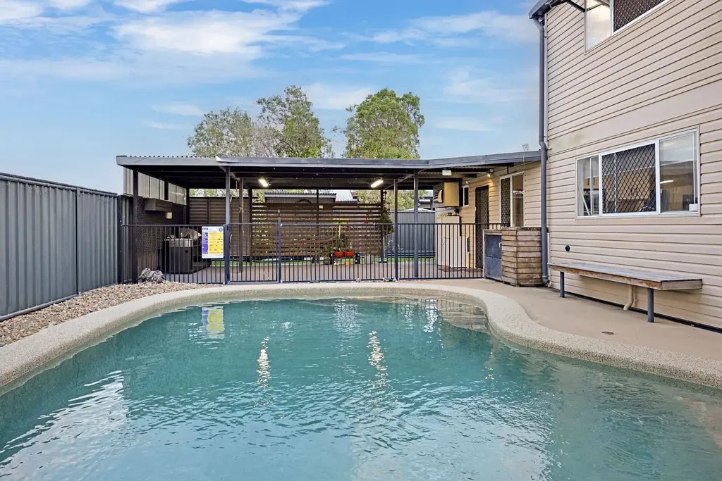 Rasmussen 6房  Spacious Family Haven with Pool, Solar & Modern Upgrades