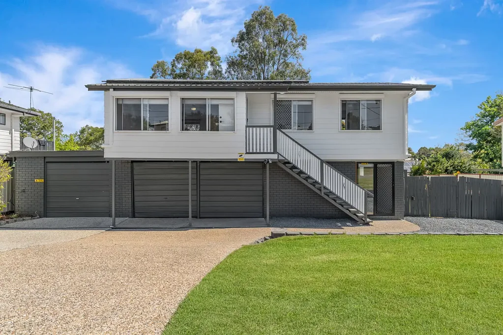 RARE DUAL LIVING OPPORTUNITY- SEPERATE STUDIO INCLUDED!