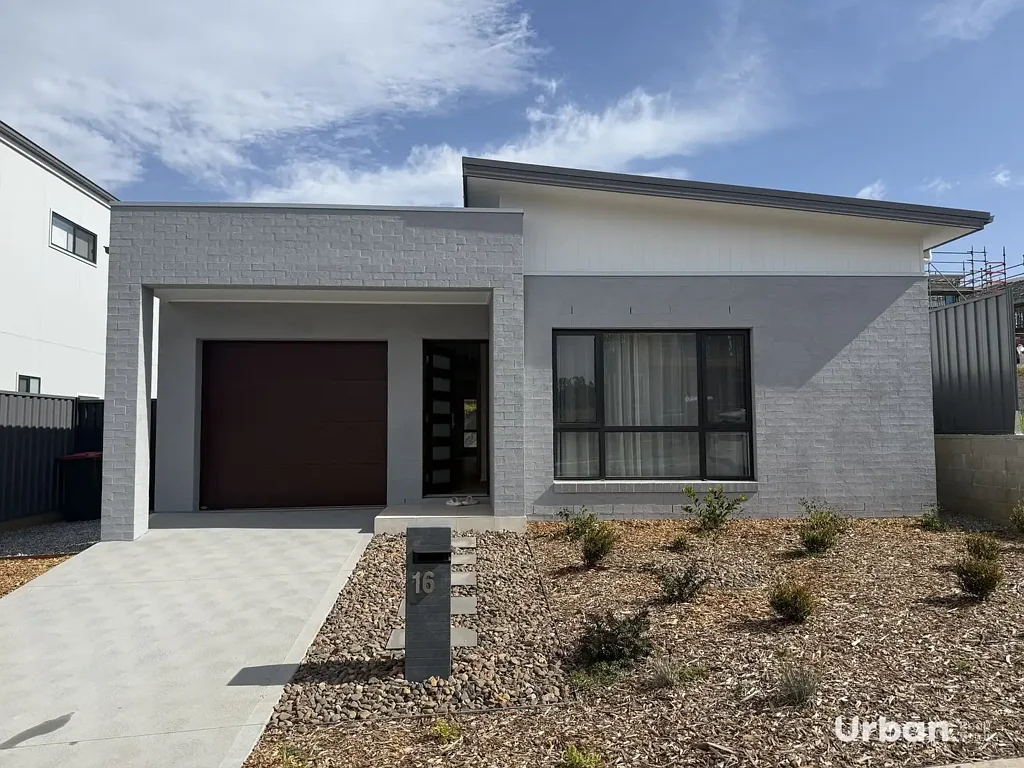 FULLY FURNISHED FOUR BEDROOM HOME- YOUR HUNTLEE LIFESTYLE STARTS HERE.