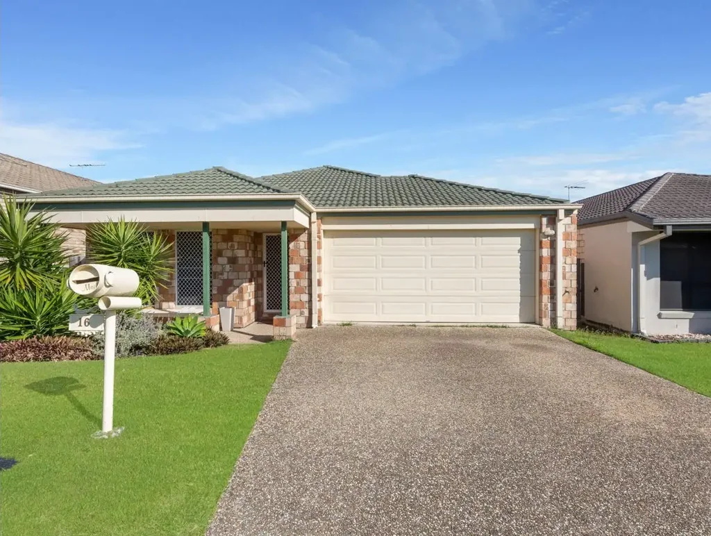 Spacious Air-Conditioned Family Home, Walk to Café and Shops