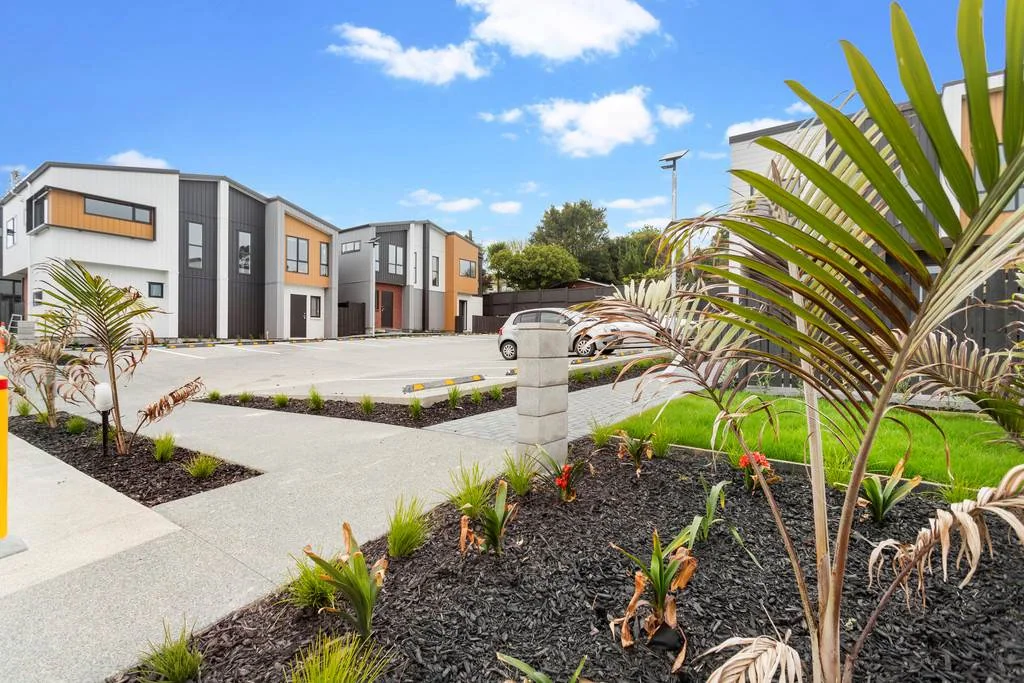 Glen Eden 3部屋 Move-In Ready Homes with CCC & Title Issued!