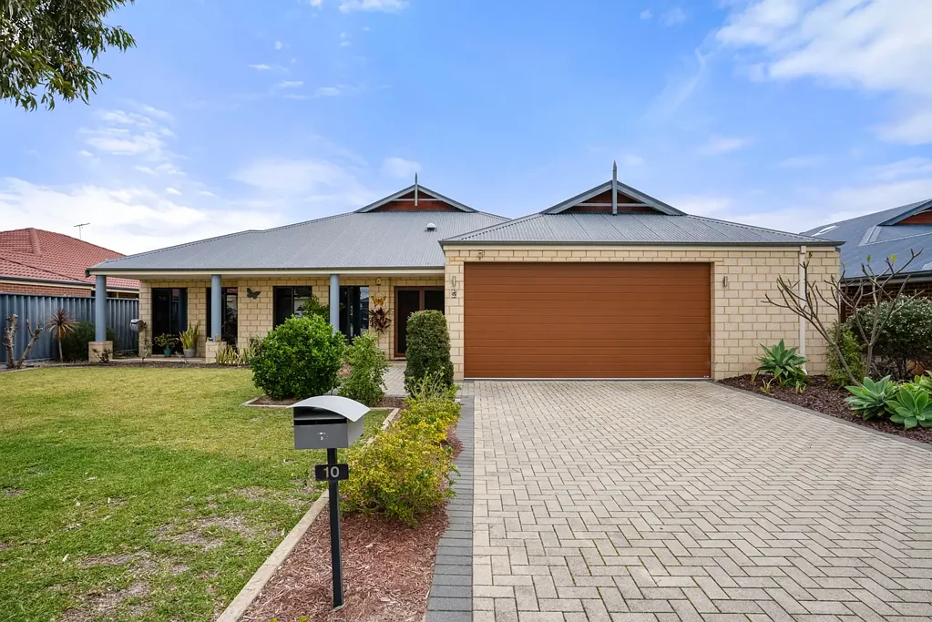 Baldivis 4 Bedroom Modern Comfort with Versatile Living