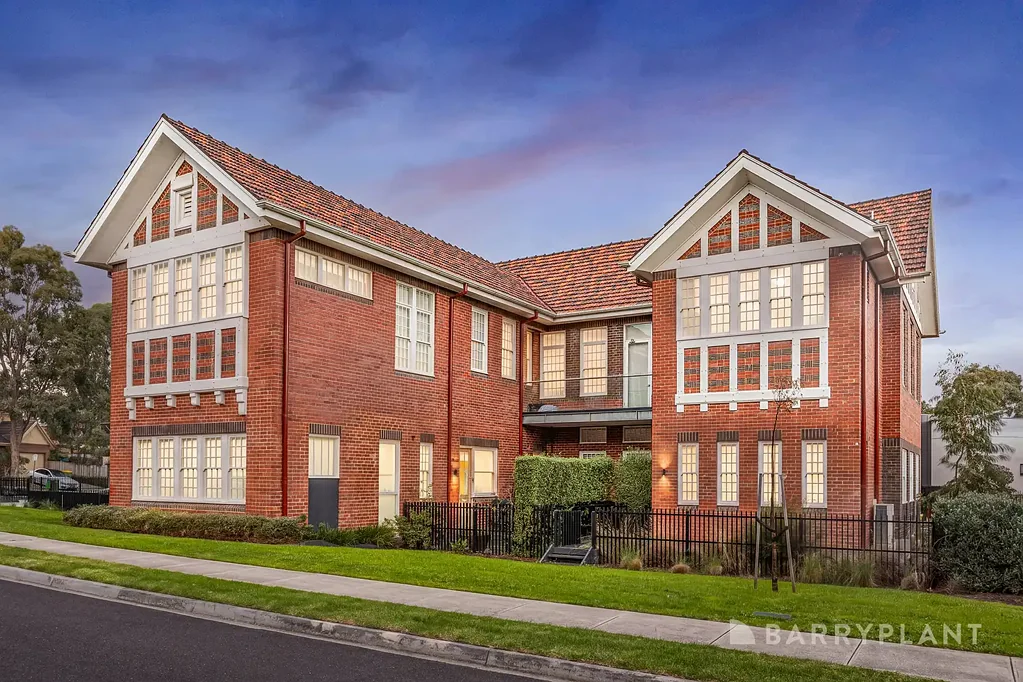 Bundoora 2房 历史建筑翻新 高天花板 原始联帮窗 私人入口 光线充足 现代厨房 工程木地板 私人阳台 安全停车 Polaris社区 Heritage Apartment Close To It All
