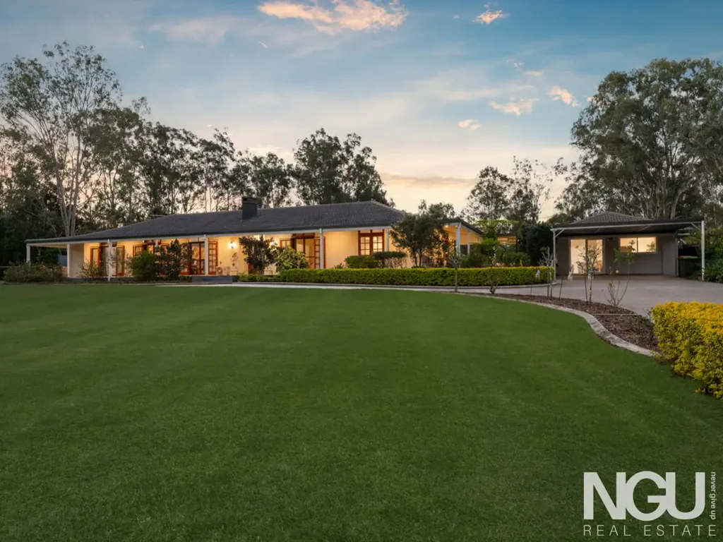Barellan Point 5chambre LUXURY 450SQM FAMILY HOME & GRANNY FLAT on BIG 6407SQM BLOCK