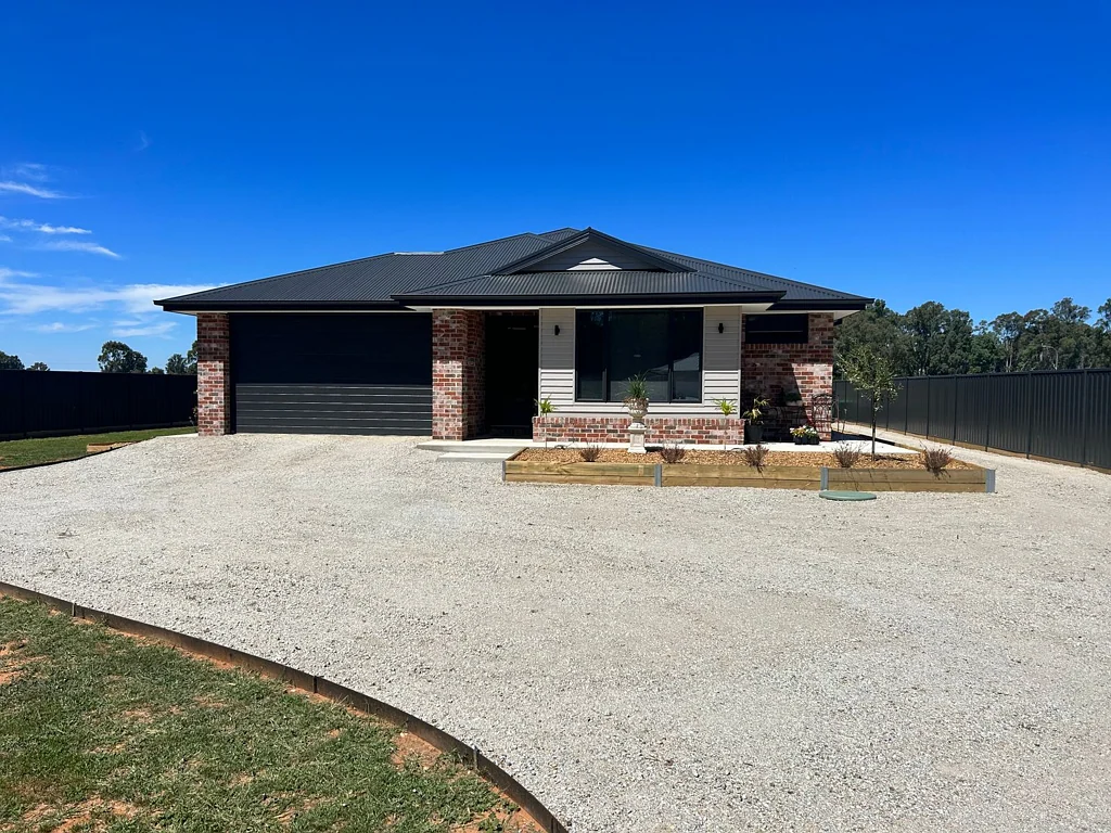 Barham 4બેડરૂમ Don&apos;t miss out on this incredible opportunity! Sale now on for the stunning property at 7 Riverview Drive, Barham NSW.