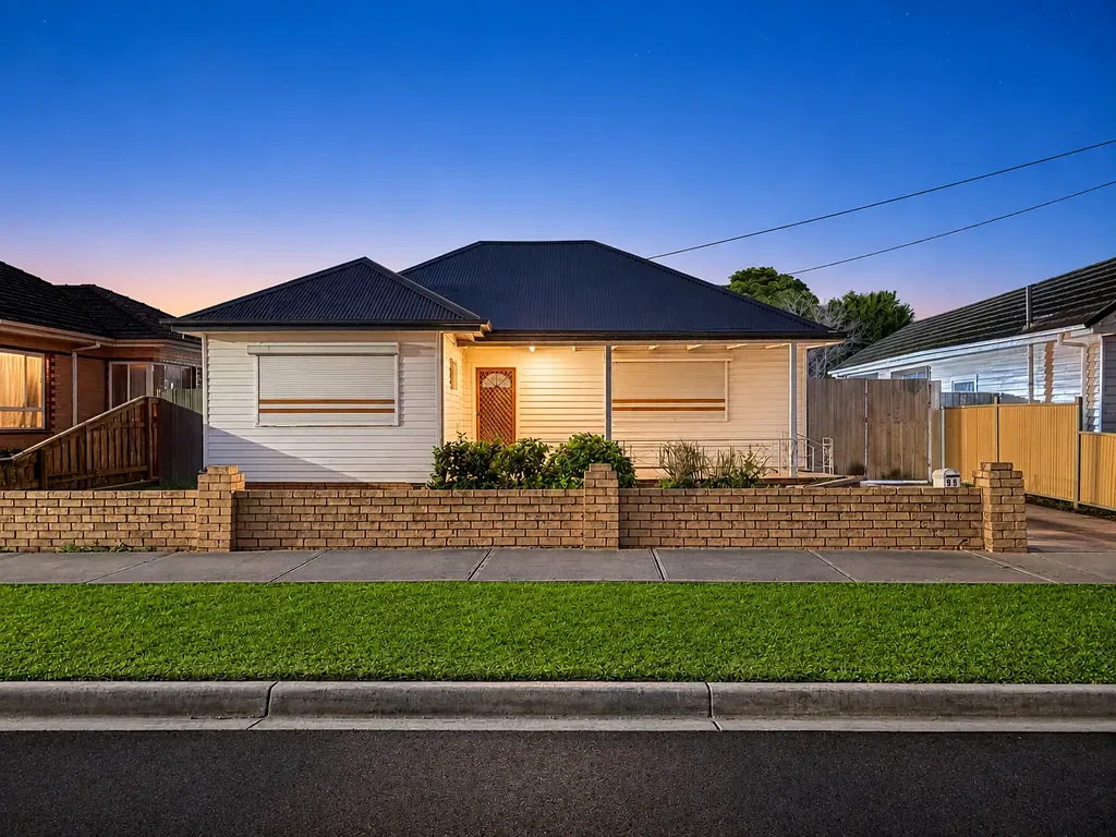 Elegant Family Living in a Beautifully Renovated Family a Prime Ardeer Location
