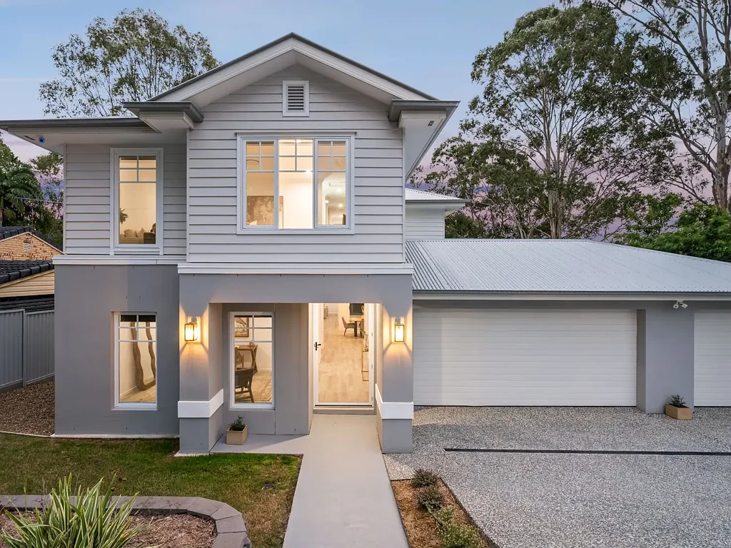 Eight Mile Plains 4房  几乎全新的宽敞汉普顿风格家庭住宅！  NEAR BRAND NEW EXPANSIVE HAMPTONS STYLE FAMILY HOME!