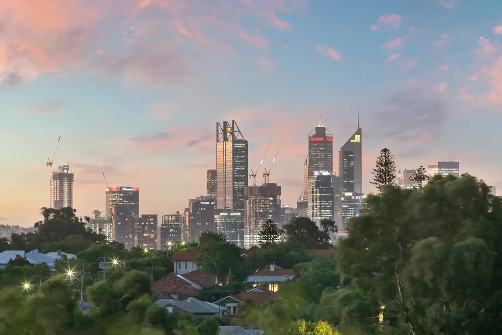 4 BEDROOM KENSINGTON FAMILY HOME