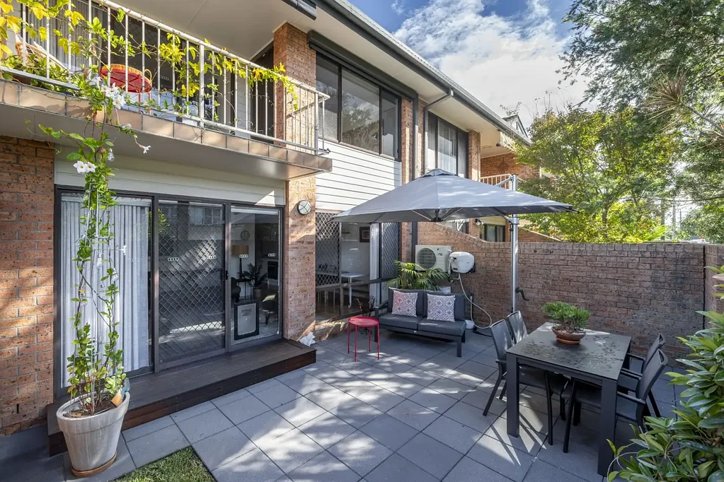 Hamilton 2 Bedroom Beautifully renovated townhouse, stroll to Beaumont Street