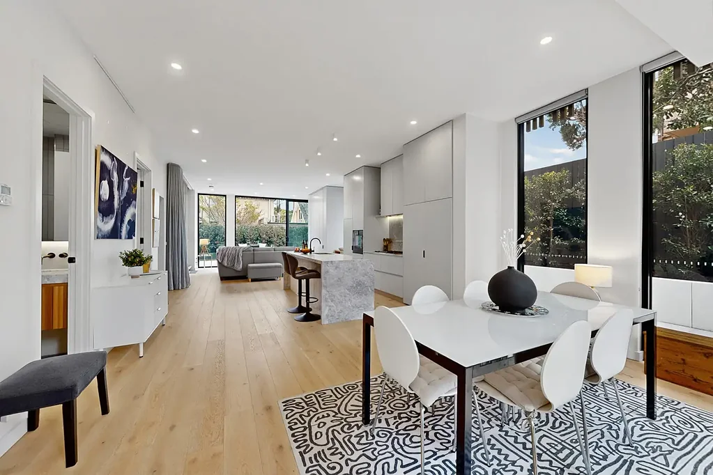 Kew 4房 Kew林荫街道 2022年新筑 三层加地下室 高耸天花板 Gaggenau厨房 私人电梯 主卧套间 安保车库 精英学区 静谧绿意 Luxury Residence with Private Lift