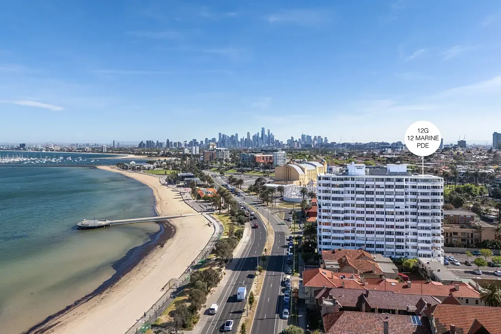 St Kilda 2房 顶层海景公寓 海湾壮丽景色 标志性建筑遗产 专属停车位 翻新屋顶烧烤区 步行即达海滩 咖啡馆餐厅云集 Priced to Sell!