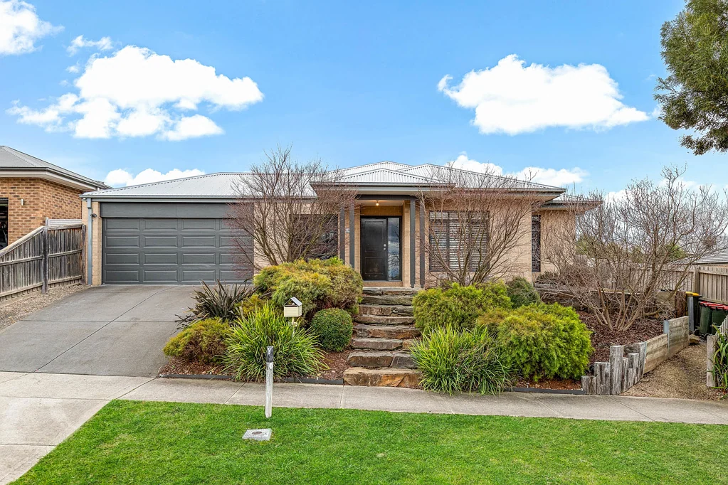 33 Gordon Boulevard, Gisborne, VIC 3437