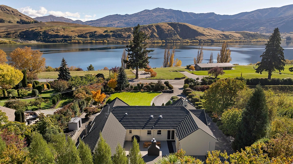 Dalefield/Wakatipu Basin 5 Bedroom Lakeside living