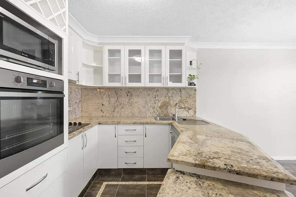 Southport 3ห้องนอน Low Maintenance, Move-in Ready Townhouse in Convenient Southport Location