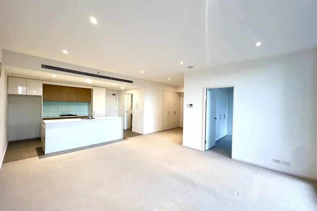 1 Bedroom + Study & Spacious & Close to MQ Metro and Shopping Centre & Swimming Pool & Gym