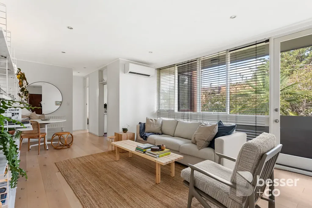 St Kilda East 2房 绿树环绕僻静巷 光线充足顶层居 私密宁静空间优 厨房实用储物足 步行便利生活佳 Treetop Serenity with Retro Soul
