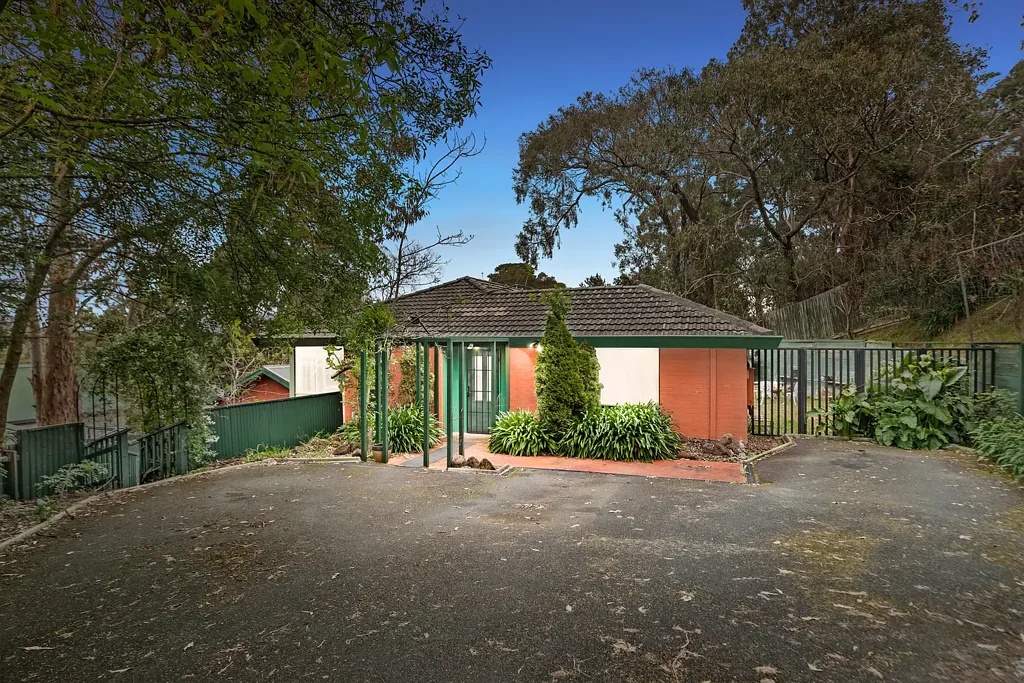 Ferntree Gully 8房 宽敞八卧四卫  双厨房设计  步行便利设施  壮丽山景视野  宽阔地块约1003㎡ Exciting investment opportunity with exceptional space