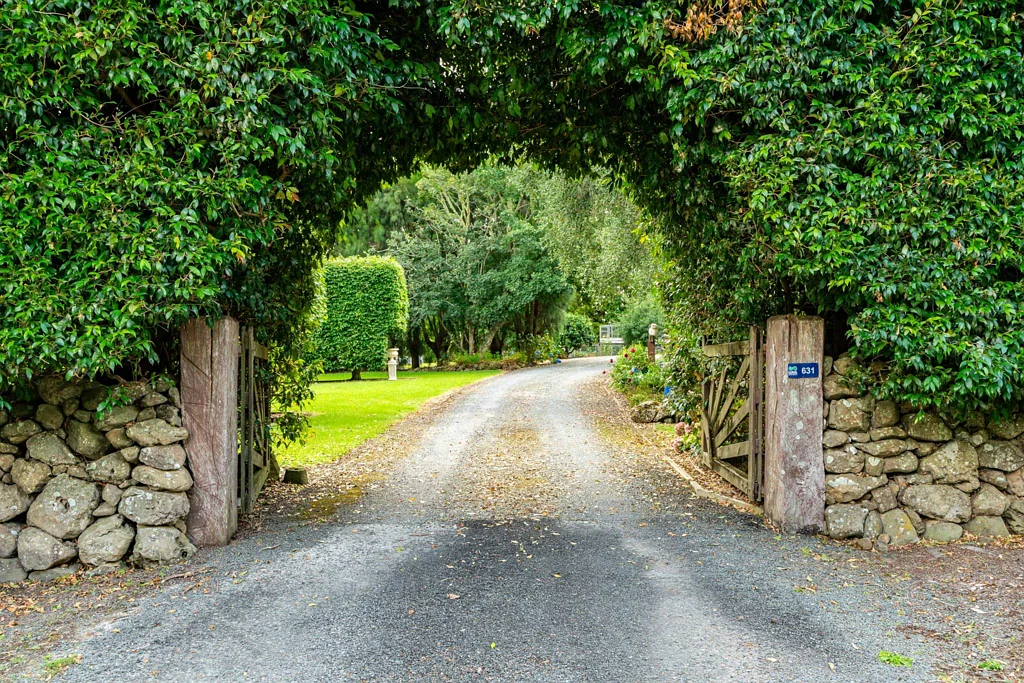 Mangawhai 5 Bedroom Tara Lodge - Heritage Grandeur