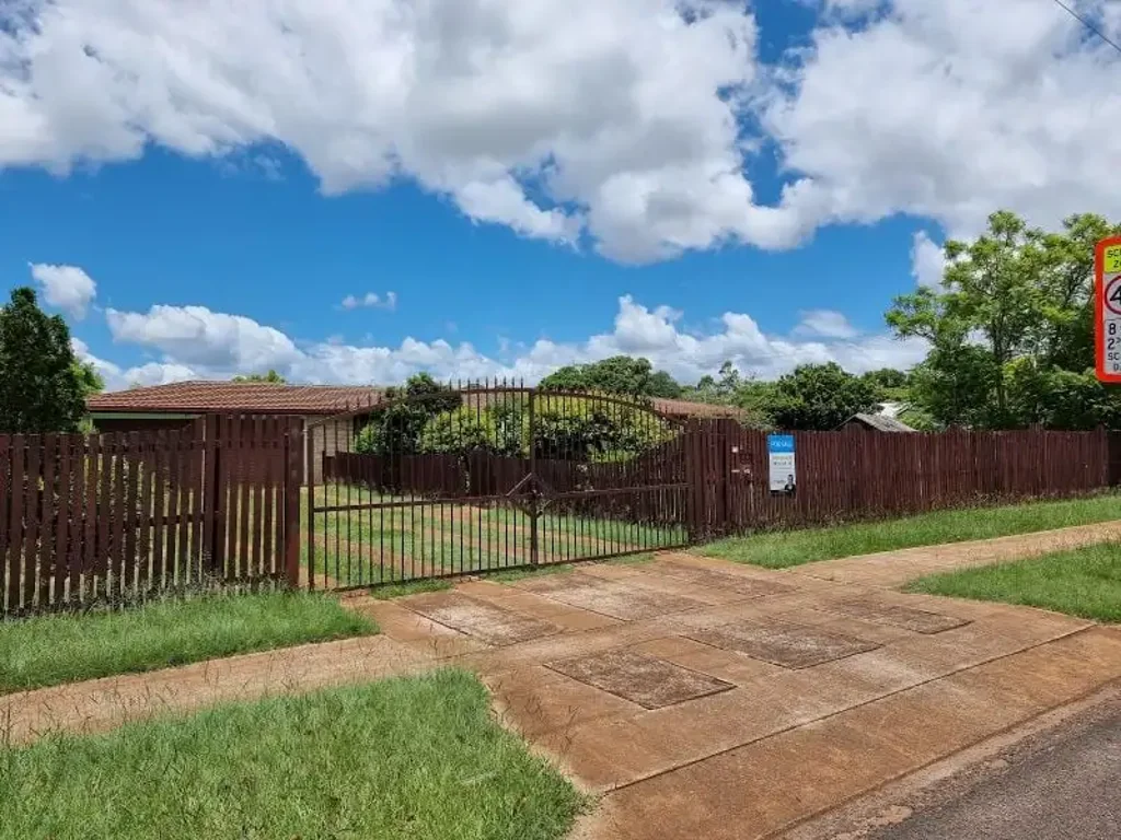 Kingaroy 5房  Extra large Brick home, double block and a great location close to town. $500,000.
