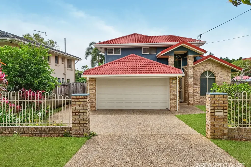 SPACIOUS FIVE-BEDROOM FAMILY HOME IN A PREMIUM BAYSIDE LOCATION