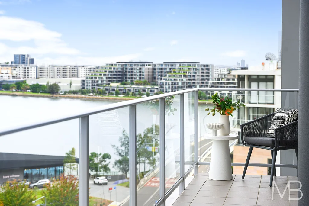 Rhodes 1chambre Waterfront Living with Stunning Water Views & Ultimate Convenience