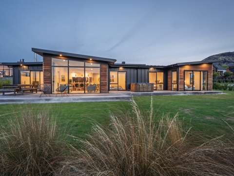 Wanaka 4房  Light-filled living in a sought-after setting