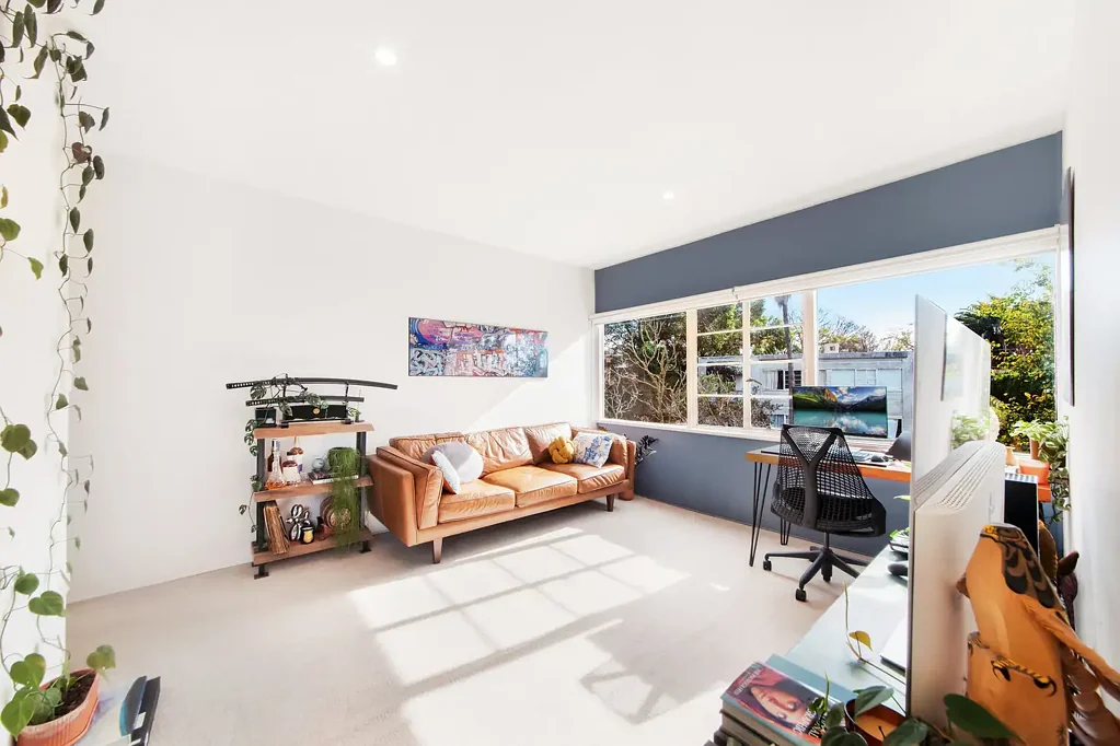 Bright & Spacious 1 Bedroom Apartment with Parking