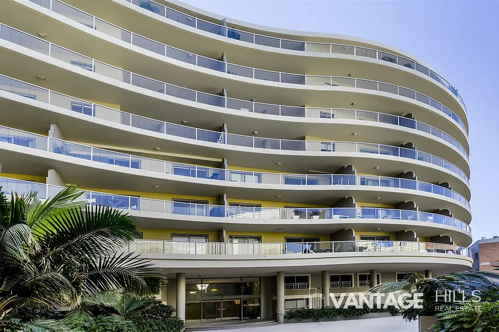 FULLY FURNISHED APARTMENT in the HEART of MANLY (Gas & Water Bills included)