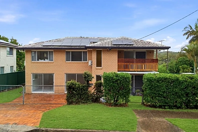 Browns Plains 4 Slaapkamer SPACIOUS CORNER BLOCK HOME WITH POOL & VERSATILE DOWNSTAIRS SPACE!