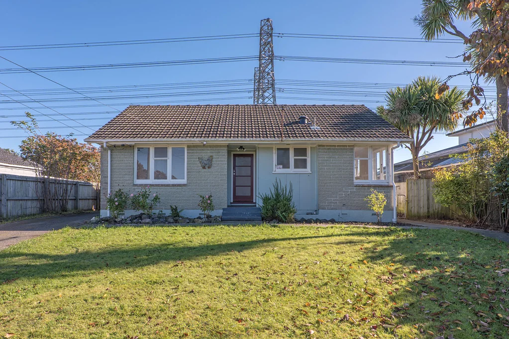 Burnside 2房  Under offer - opportunity knocks here