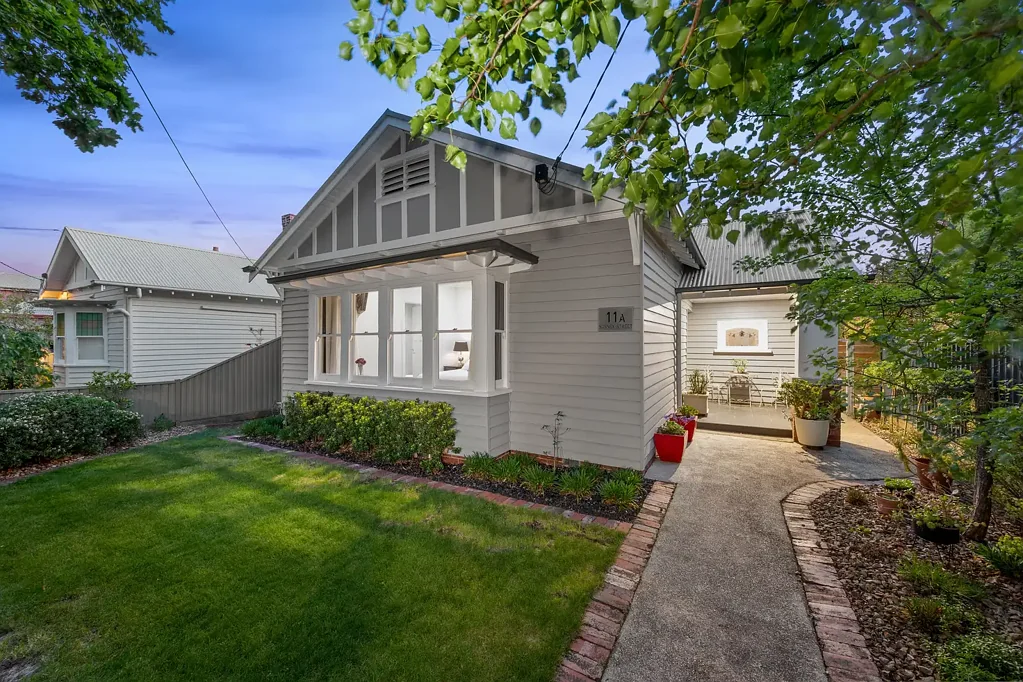 Ballarat Central 5બેડરૂમ Elevate Your Lifestyle: Spectacular Home in Central Ballarat Designed for Entertaining!