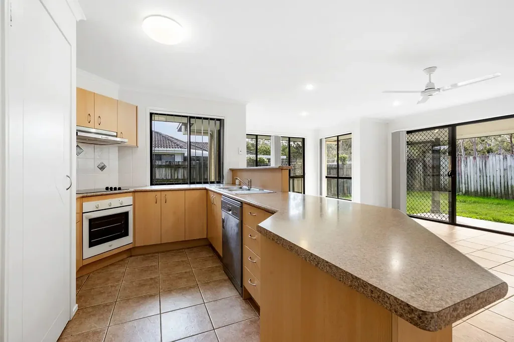 Sandstone Point 4Zimmer GREAT VALUE - 4 Bed with Media Room in a Peaceful Setting