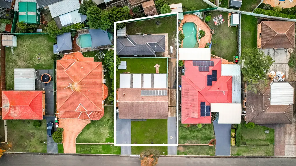 St Clair 5 Bedroom Two residences. Separate access. Separate garage. 700m²+ of land. One outstanding opportunity.