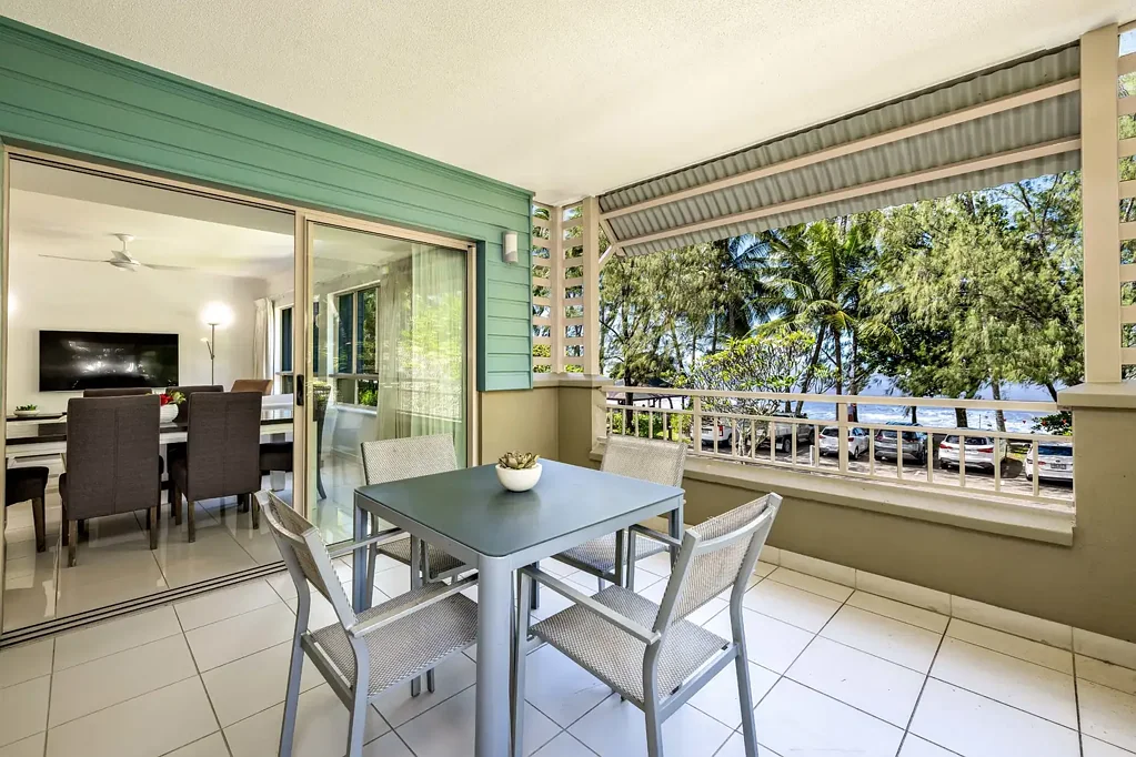 Palm Cove 2ห้องนอน Coastal chic dual key apartment in absolute beachfront location