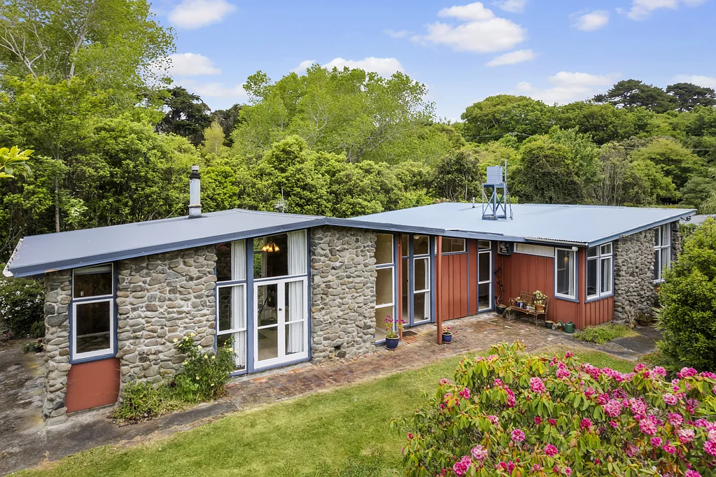 Ohariu 3房  SECLUDED, SHELTERED & SUNFILLED SIXTIES STYLE!