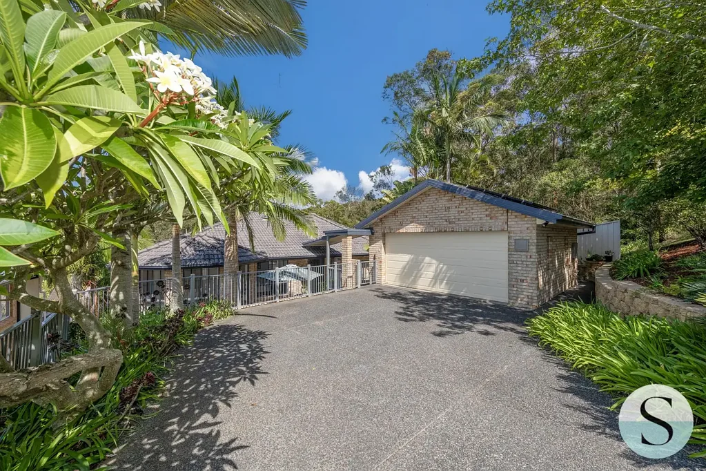 Belmont 4 Slaapkamer Street Level Living + Downstairs Overflow, Love Privacy Plus! Surrounded by Reserve, Love The Poolside Lifestyle, Quality Build, Space & Position