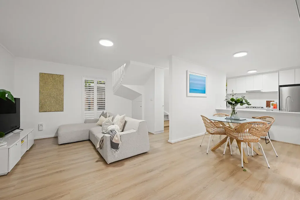 Russell Lea 3कमरा Contemporary Townhouse in a Boutique Setting