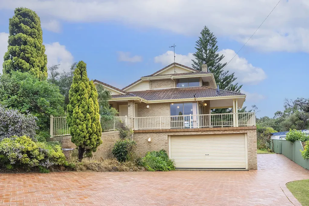 Augusta 3房  Elevated Living & Potential at 10 Stirling Street
