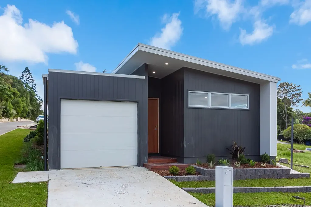 Modern Design, Freestanding, Corner Position, Fenced Yard!