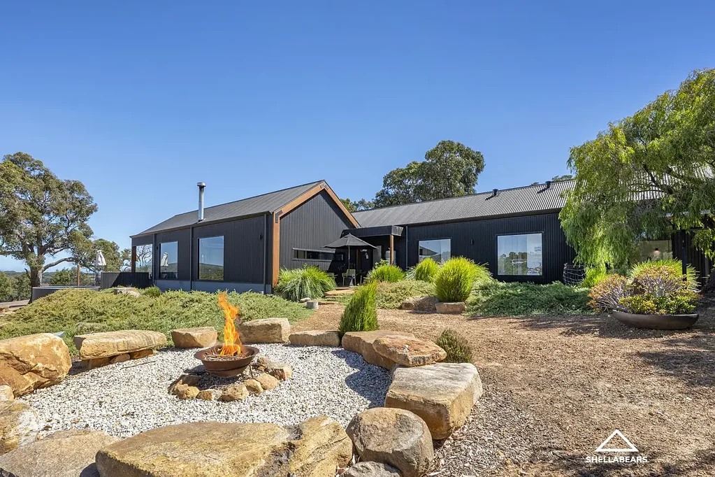 Yallingup 4房  Luxury living above the valley - a rare Yallingup offering.