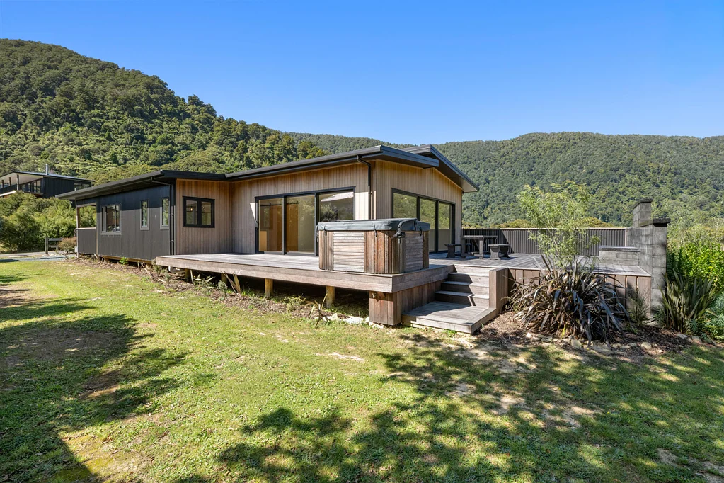 Tennyson Inlet Modern ease, private setting