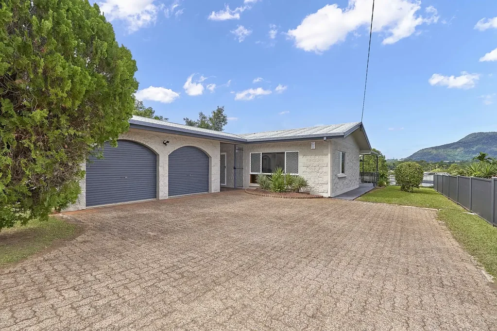 Mooroobool 3房  Solid, Neat and Breezy Home with Mountain Views