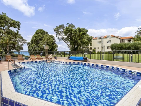Takapuna 2房  Light-Filled Apartment with Resort-Style Features