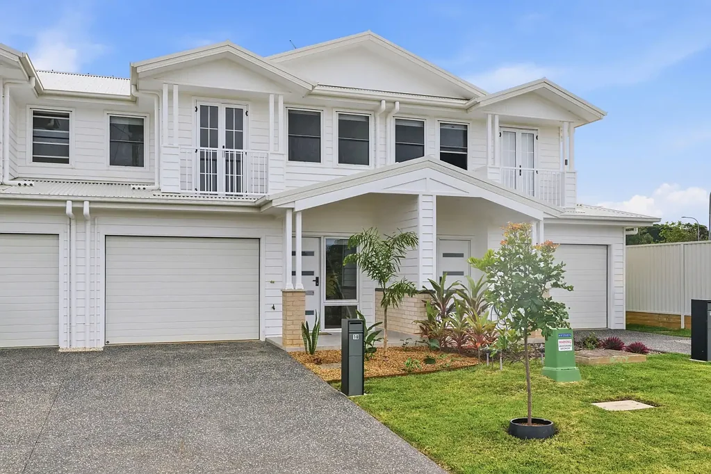 BRAND NEW MODERN COASTAL LIVING IN LAKE CATHIE!