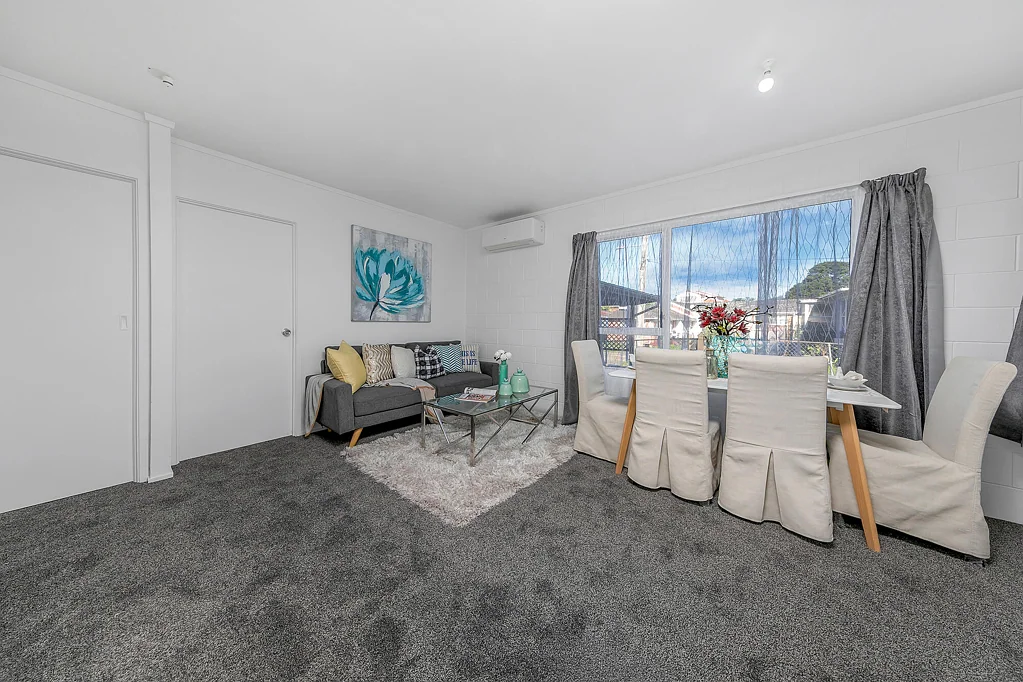 Sandringham 2Moenga FIRST IN, FIRST SERVED