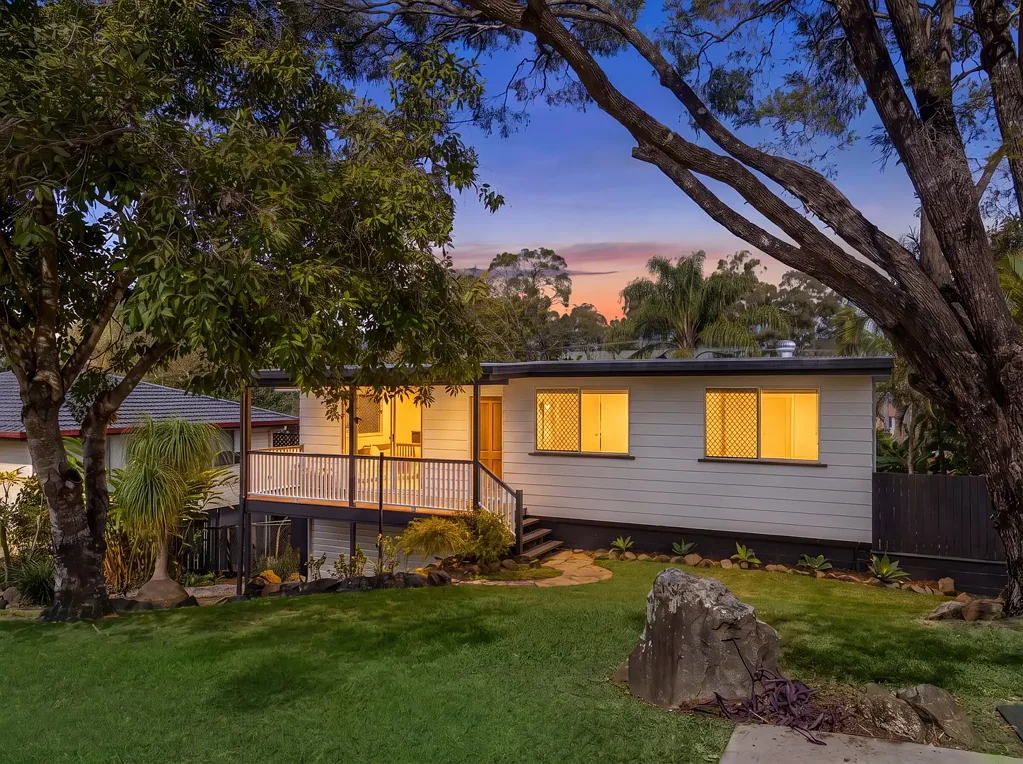 Ferny Hills 3房 翻新家庭住宅，带宽敞后院 Renovated Family Home with Expansive Backyard