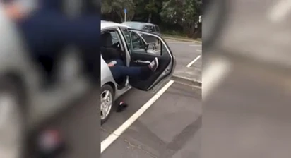 超恶心！奥克兰有人当街脱裤大便，路人手机拍下却遭到狂怼