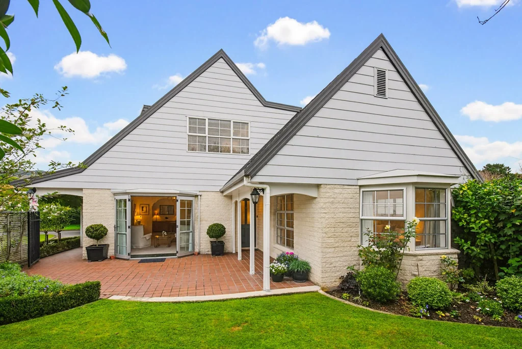 Waikanae 4Phòng ngủ Where Garden Precinct Charm Meets Modern Luxury.