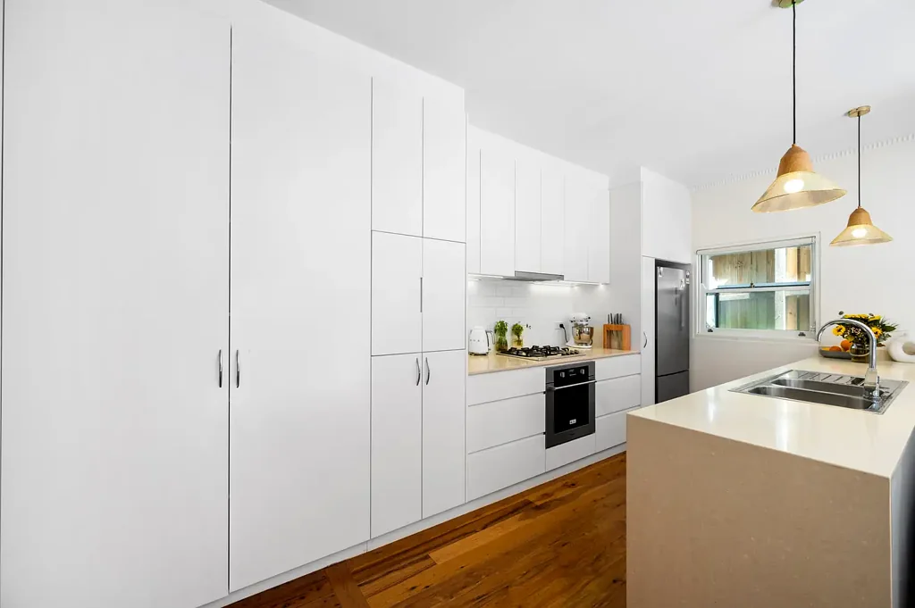 Renovated Art Deco Two DOuble Bedroom Apartment In Prime Location