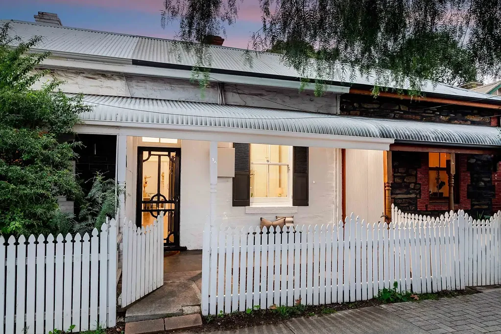Torrensville 2房  Charming Character Cottage with Rear Lane Access in Prime City-Fringe Location